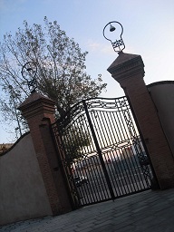 Porta principal de la que va ser la fÃ brica tÃ¨xtil