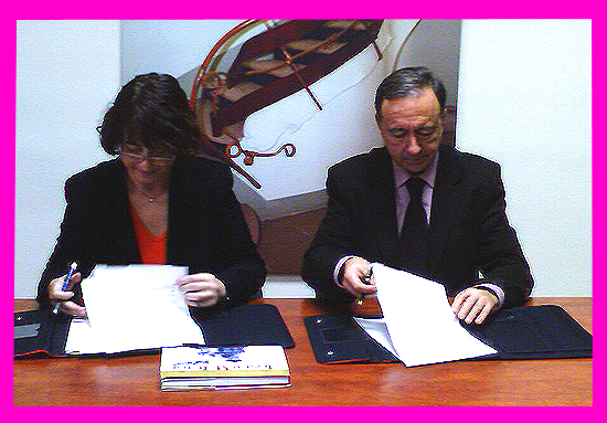La presidenta de Dones en Xarxa, Gemma Lienas, signa el conveni amb l'alcalde de Sant Joan DespÃ­, Antoni Poveda