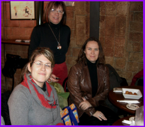 La cap de continguts de Dones en Xarxa, Carmen Sereno, i la coordinadora, MarÃ­a FreirÃ­a, amb una assistent a la trobada.