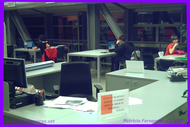 Joves de CervellÃ³ amb els seus ordinadors portÃ tils connectats al WiFi de la Biblioteca
