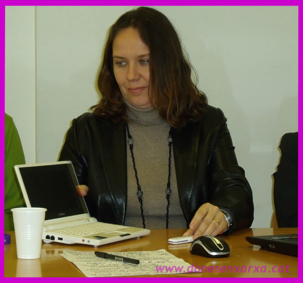 La coordinadora de Dones en Xarxa, MarÃ­a FreirÃ­a, presentant un nou servei, la Cyberdon@