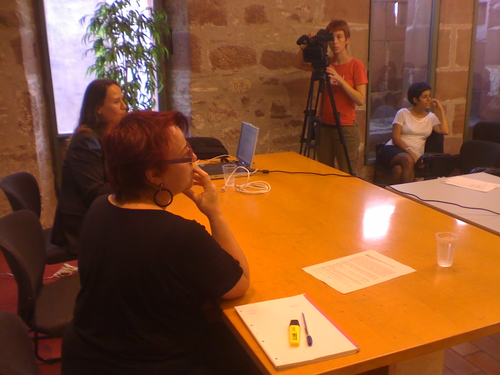 Viladecans Televisió va cobrir l'acte; amb la samarreta blanca, l'agent d'igualtat del municipi, CecÃlia MartÃnez Viladecans Televisió va cobrir l'acte; amb la samarreta blanca, l'agent d'igualtat del municipi, CecÃlia MartÃnez